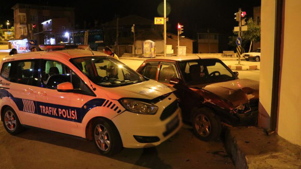 Alkollü sürücü polis otosuna çarptı