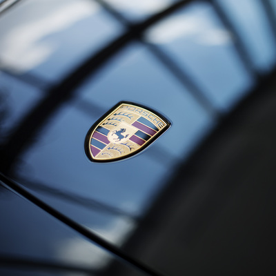 Porsche'ye büyük baskın!