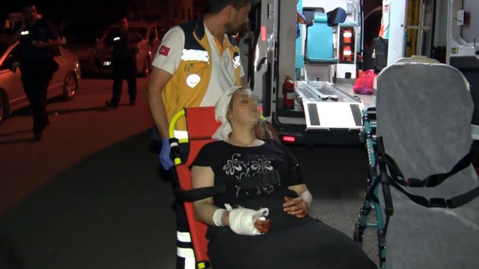 Tartıştığı eşini bıçakladı