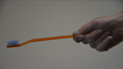 Diş fırçası fırlattı, 'silah' sayıldı