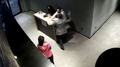 Çalışanlarına "ayağa kalkmadın" dayağı