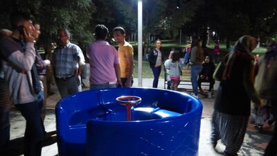 Saçları dönme dolaba takılan çocuk yaralandı