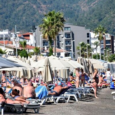 Afrika sıcakları Marmaris'te sokakları boşalttı, plajları doldurdu