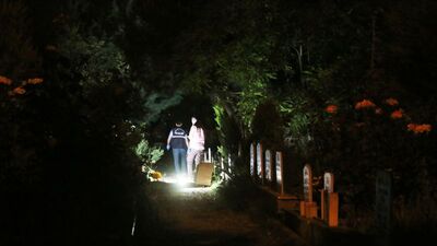 Çocuklar mezarlıkta buldu!