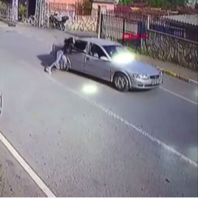 Dövdüğü kadını otomobilinden attı!