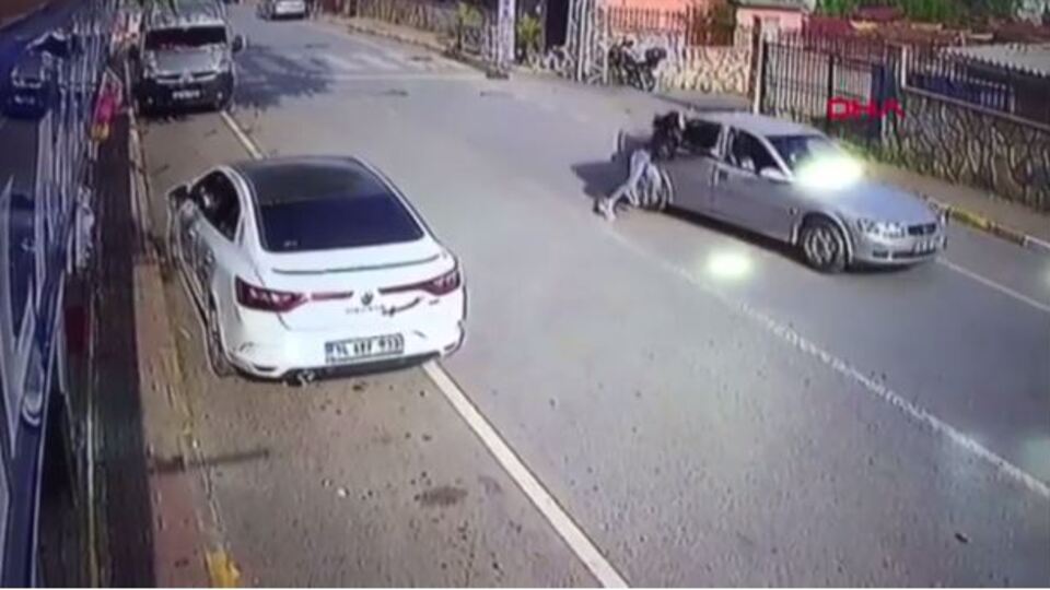 Dövdüğü kadını otomobilinden attı!