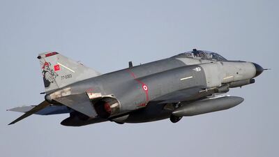 Malatya'da F-4 uçağı arızalandı, pilotlar kurtuldu