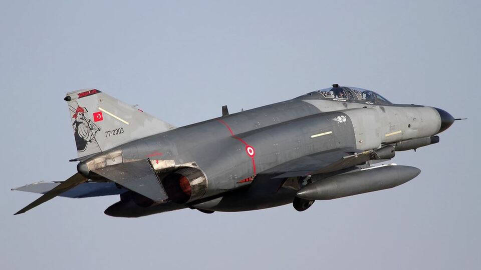 Malatya'da F-4 uçağı arızalandı, pilotlar kurtuldu