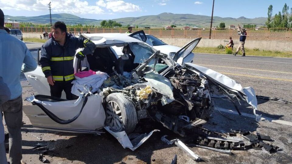 Otomobille iş makinası çarpıştı