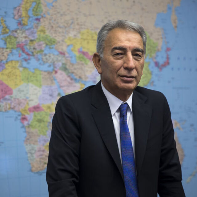 "Hançer yarası geçiyor da gönül yarası geçmiyor"
