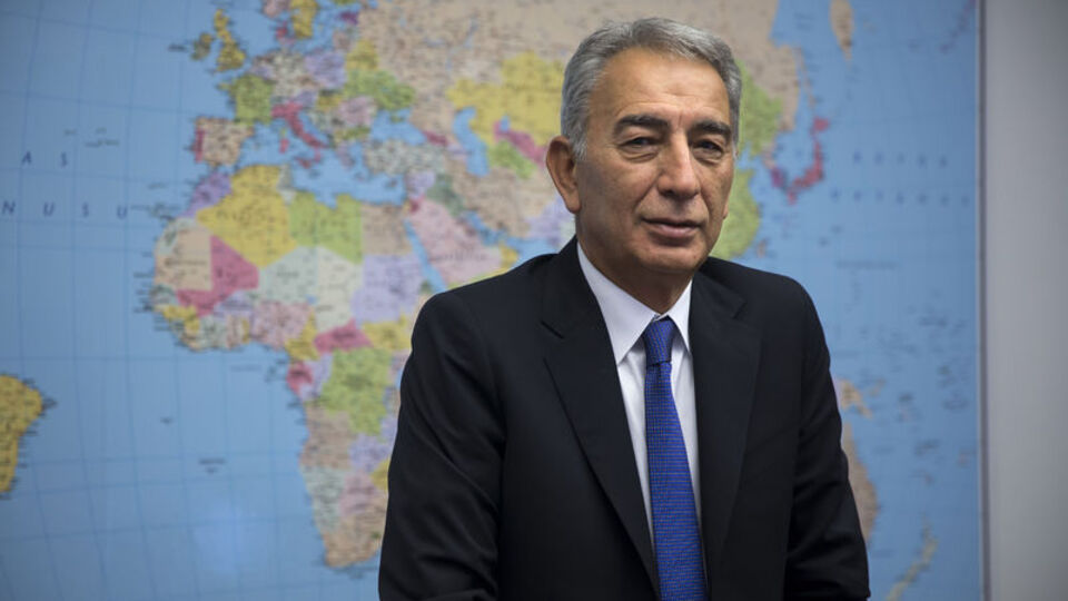 "Hançer yarası geçiyor da gönül yarası geçmiyor"