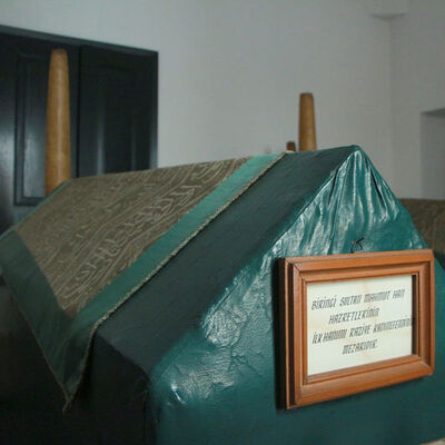 Dolmabahçe'de 200 yıllık türbe