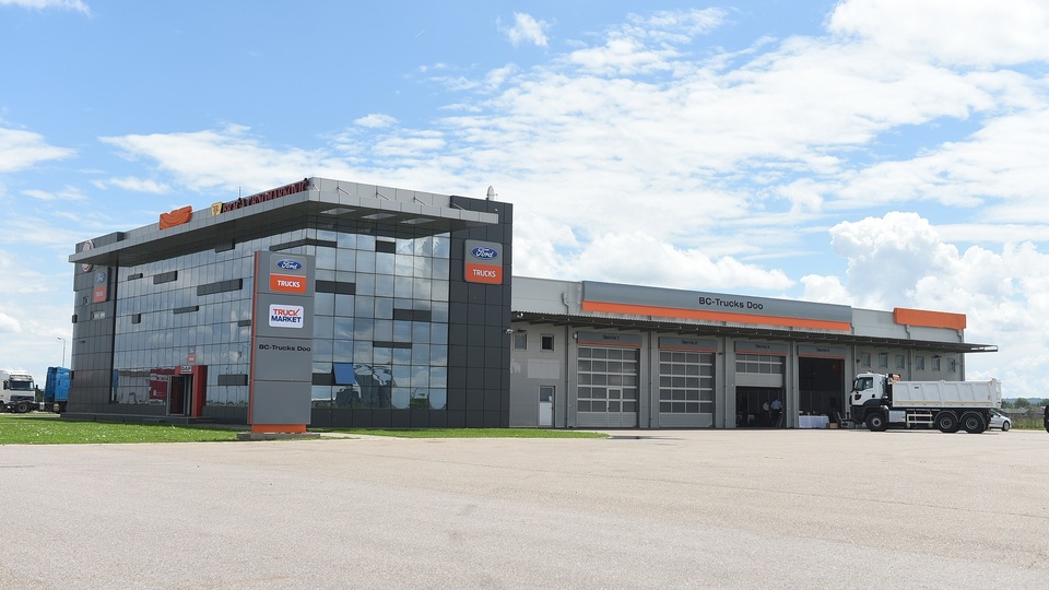 Kamyonlarını Sırbistan'a taşıdı!