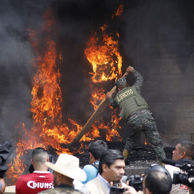 ABD elçiliğine saldırdılar