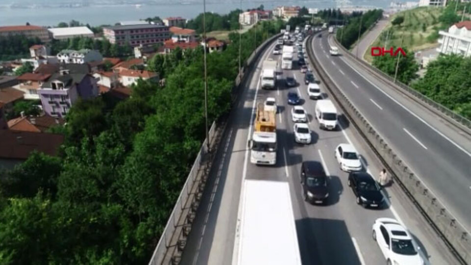 İzmir yolunda trafik durma noktasında