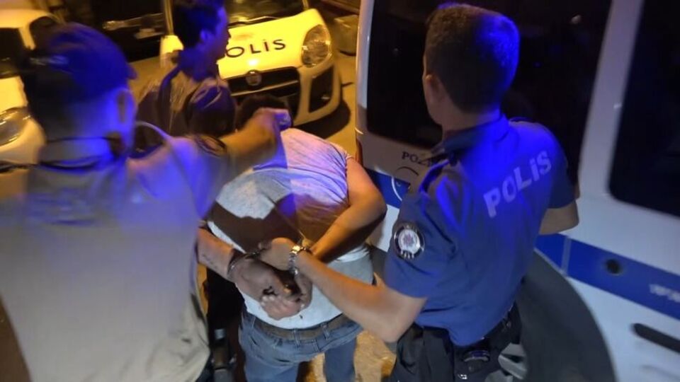 Silahlı saldırgan, tornavidayla polisi yaraladı