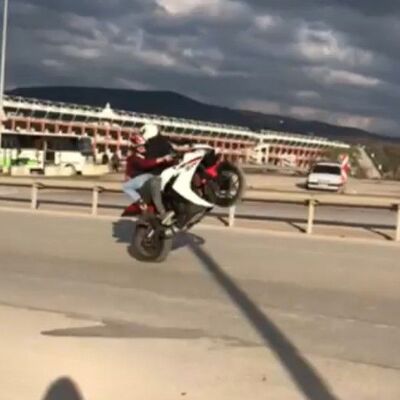 Sevgilisiyle tek teker giden maganda!