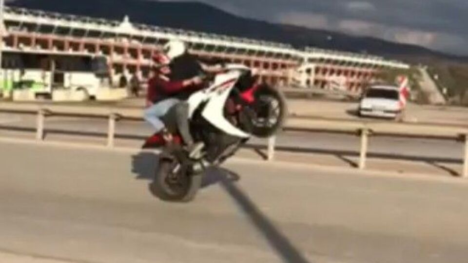 Sevgilisiyle tek teker giden maganda!