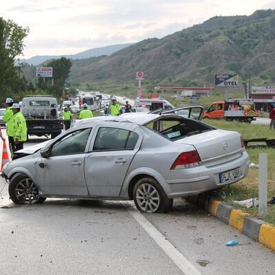 Yollar kan gölü: 12 ölü, 83 yaralı!