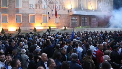 Arnavutluk'ta tansiyon yükseldi