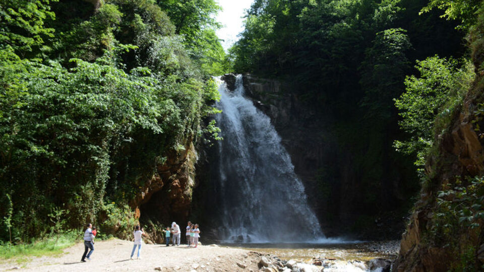 15 metre yükseklikten dökülen suyu büyülüyor