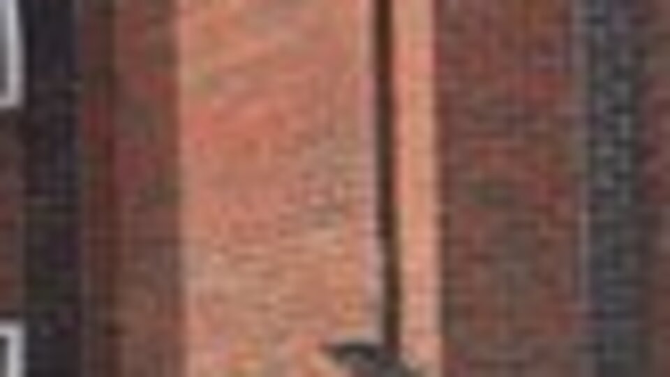 İngiltere'de camide çekiçli saldırı