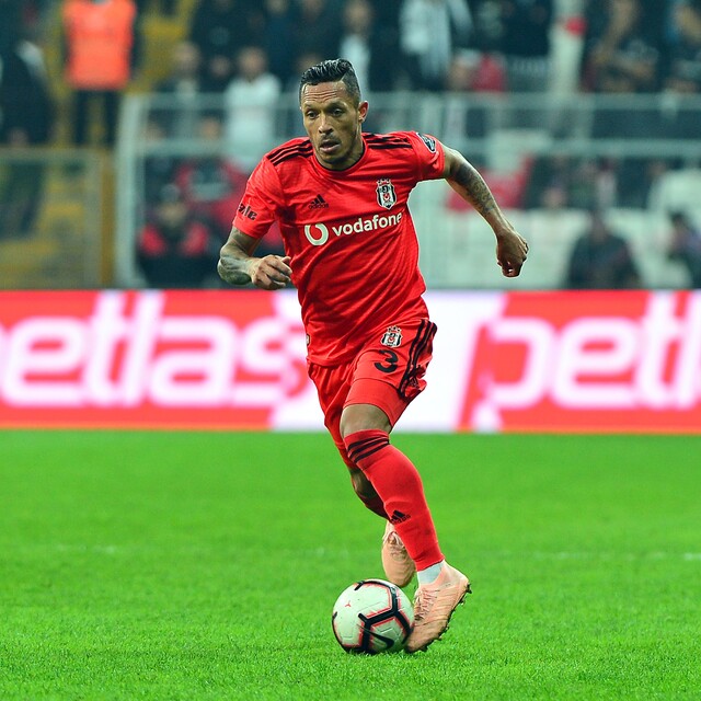 Adriano imzayı açıkladı!