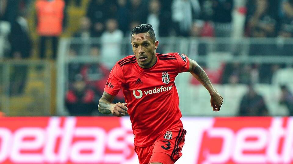 Adriano imzayı açıkladı!