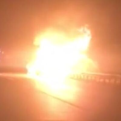 Otomobil alev topuna döndü, kimse yaklaşamadı