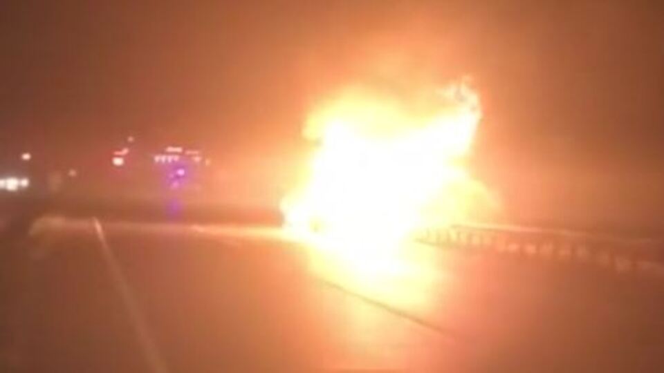 Otomobil alev topuna döndü, kimse yaklaşamadı