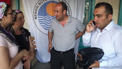 İçerisinde yüklü para bulunan çantasını mezarlıkta düşürdü