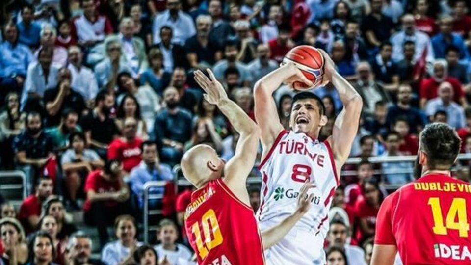 Ersan İlyasova'nın gözü madalyada