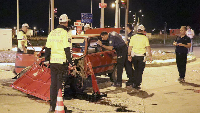 Sivas'ta iki otomobil çarpıştı: 1 ölü 8 yaralı
