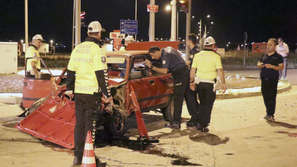 Sivas'ta iki otomobil çarpıştı: 1 ölü 8 yaralı