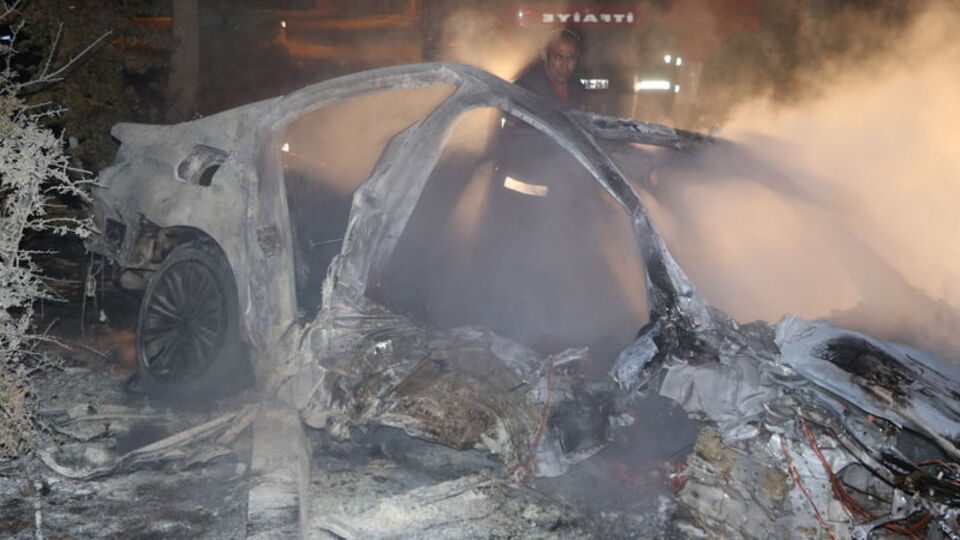 Feci kaza! Otomobil alev alev yandı: 2 ölü