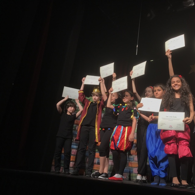 İlk mezunlarını verdi
