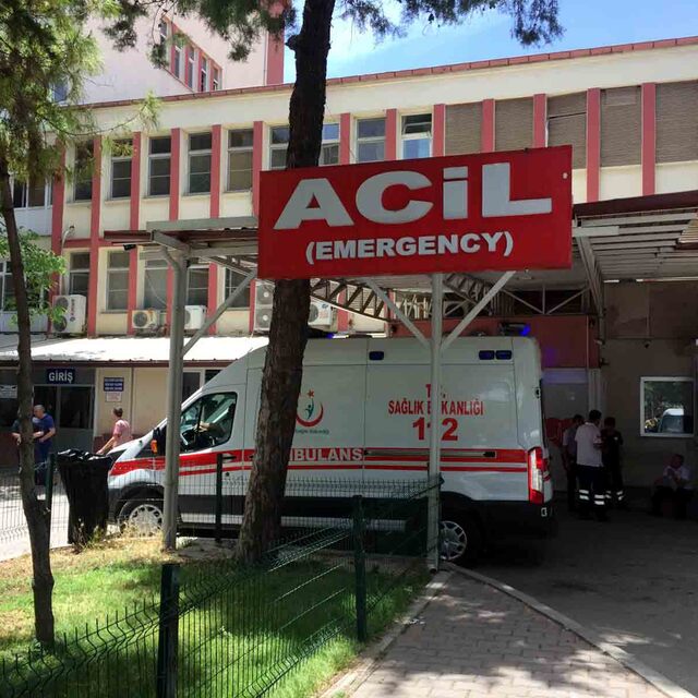 Kavgayı ayırmaya çalışan polis ağır yaralı!