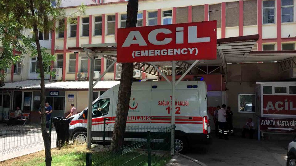 Kavgayı ayırmaya çalışan polis ağır yaralı!