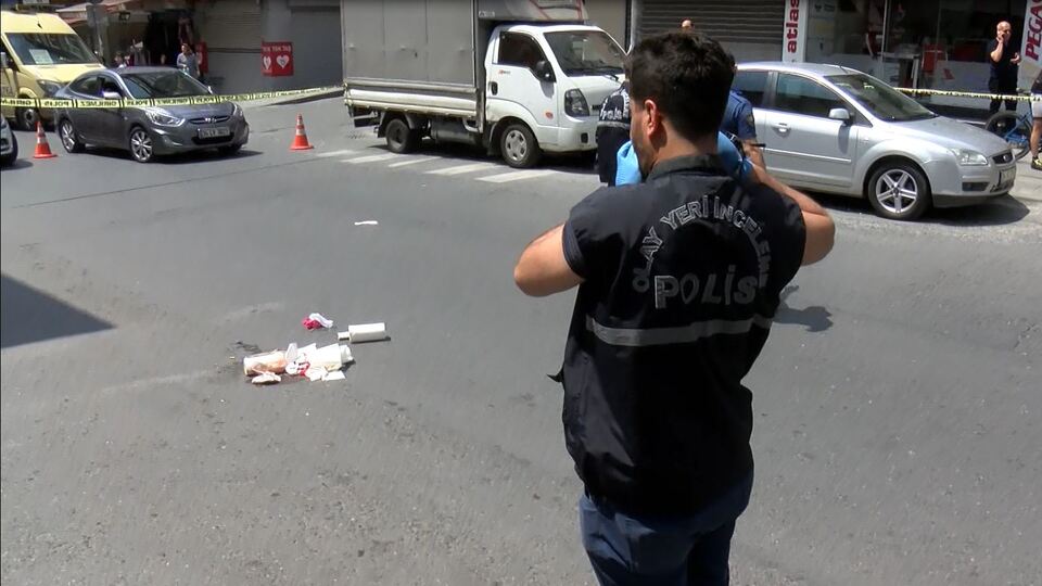 Sokak ortasında eşine kurşun yağdırdı