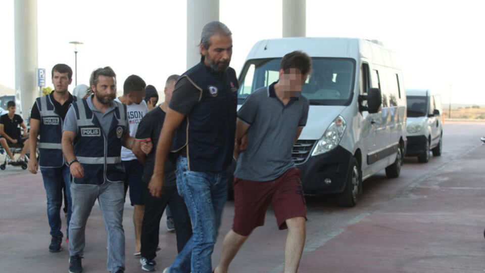 FETÖ'cüleri kaçırmaya çalışan 5 kişiden 3'ü tutuklandı