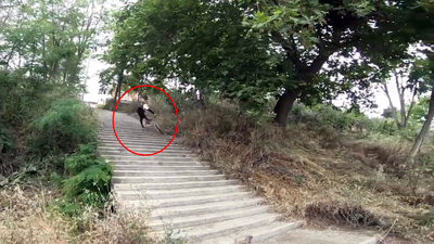 Bisikletli genç yürekleri ağza getirdi!