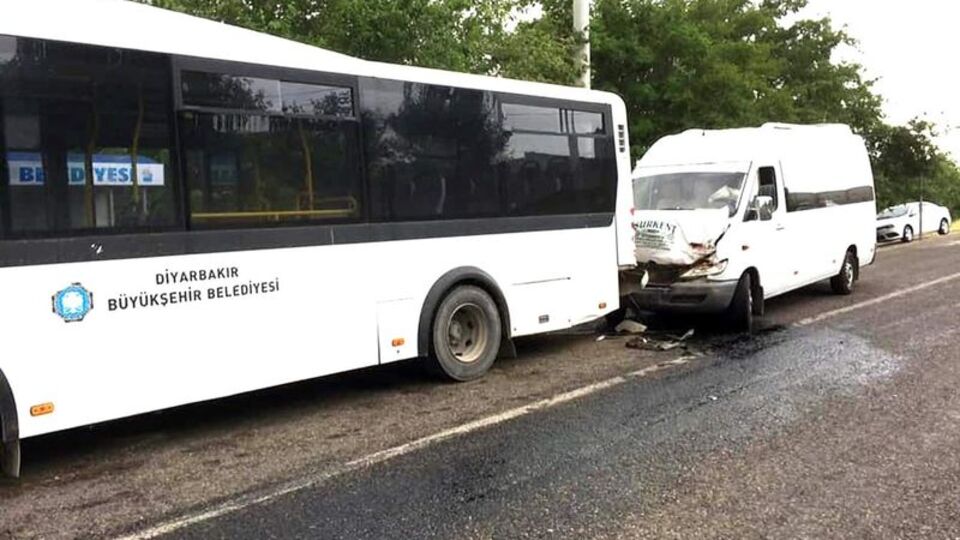 Minibüs otobüse çarptı: 20 yaralı