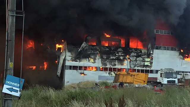 Kocaeli'de fabrika alev alev yandı!