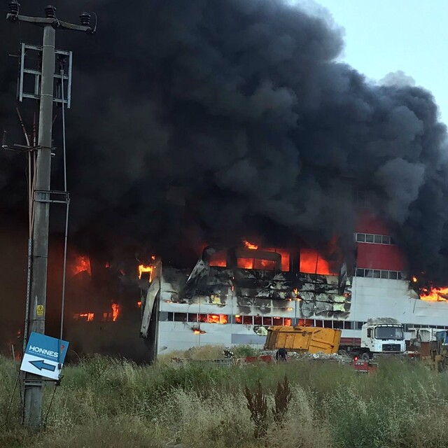 Kocaeli'de fabrika alev alev yandı!