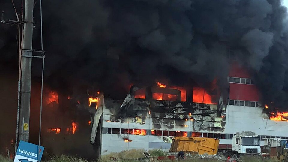 Kocaeli'de fabrika alev alev yandı!