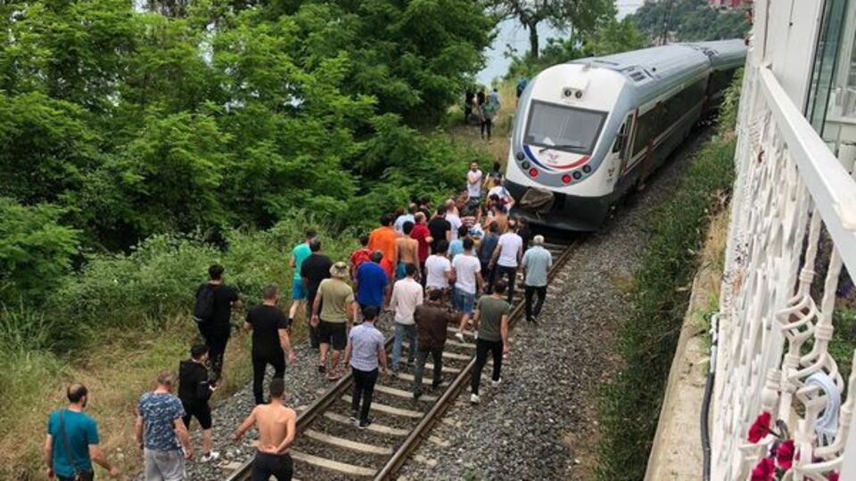 Trenin çarptığı genç kız ağır yaralandı