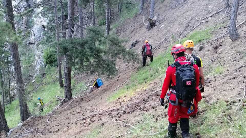 Kayalıklardan düşen kişinin cansız bedenine ulaşıldı