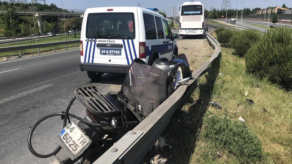 Tur otobüsünün sıkıştırdığı motosikletli şarampole uçtu