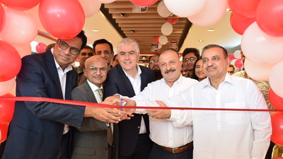 Pakistan'daki ilk mağazasını açtı
