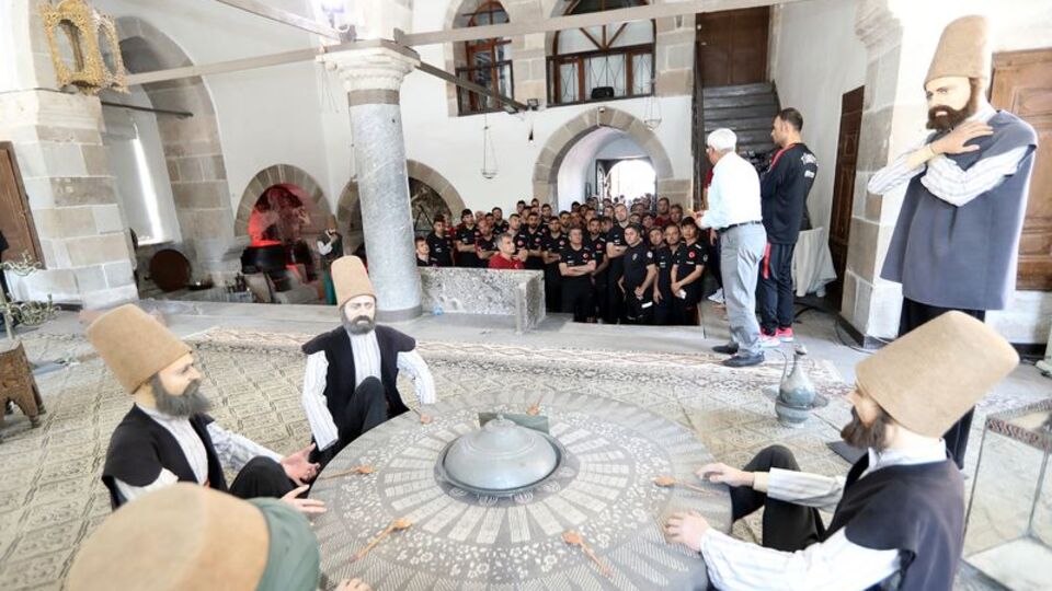 Milliler'den Mevlana Müzesi'ne ziyaret